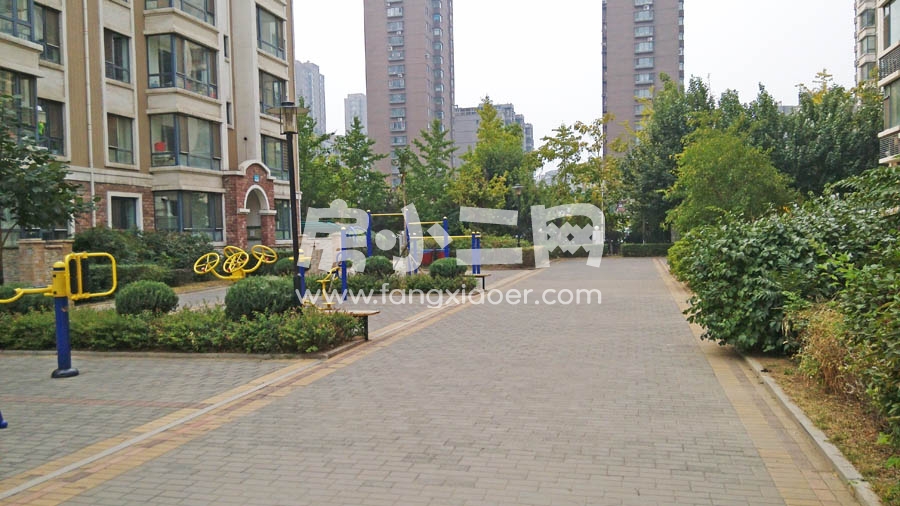 小区简介: 保利.百合花园由沈阳保利盛华房地产开发有限公司开发建设。保利.百合花园位于沈阳市铁西区北二路商务中心区,皇姑、和平、铁西三区交界处,紧邻太原街商圈和西塔商圈,近拥地铁一号线出入口,东依沈阳站,升腾区域无限荣耀。建筑形态上,多层和高层配比合理,户型面积为50140平米之间,户型结构涵盖从一房至三房多种户型,使您拥有多样化的选择空间。 保利.