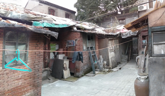 大杂院里通常住着10                    共用一个厕所,有些还是不分