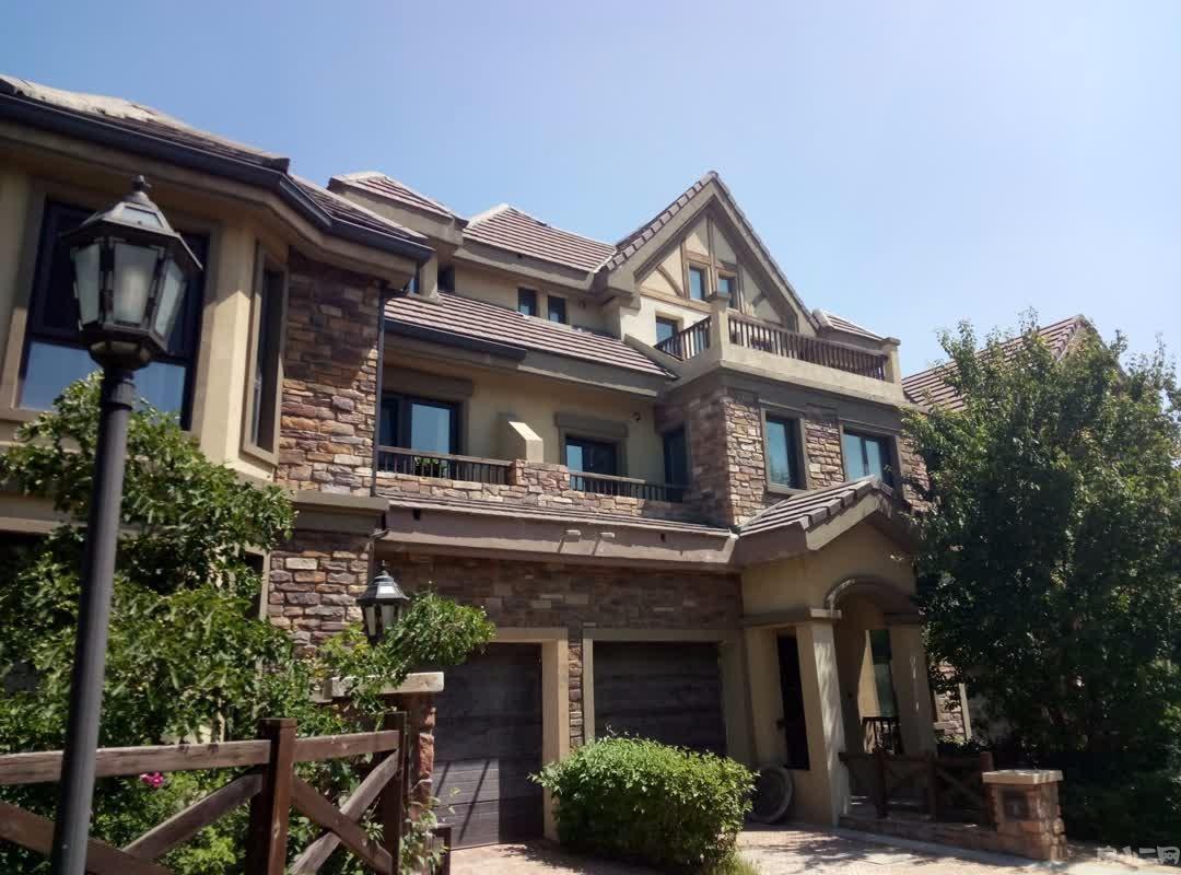 直更房源棋盘山保利十二橡树庄园别墅318平326万