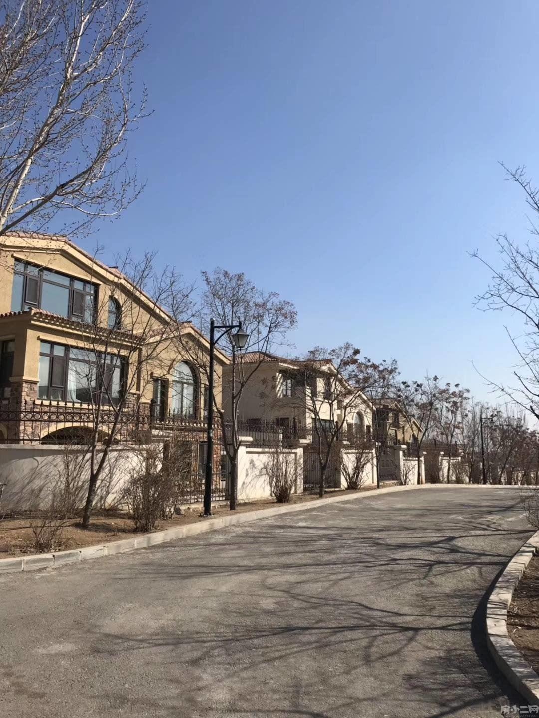 棋盘山别墅 漫步地中海东边户 270平大花园 双车库 河景房