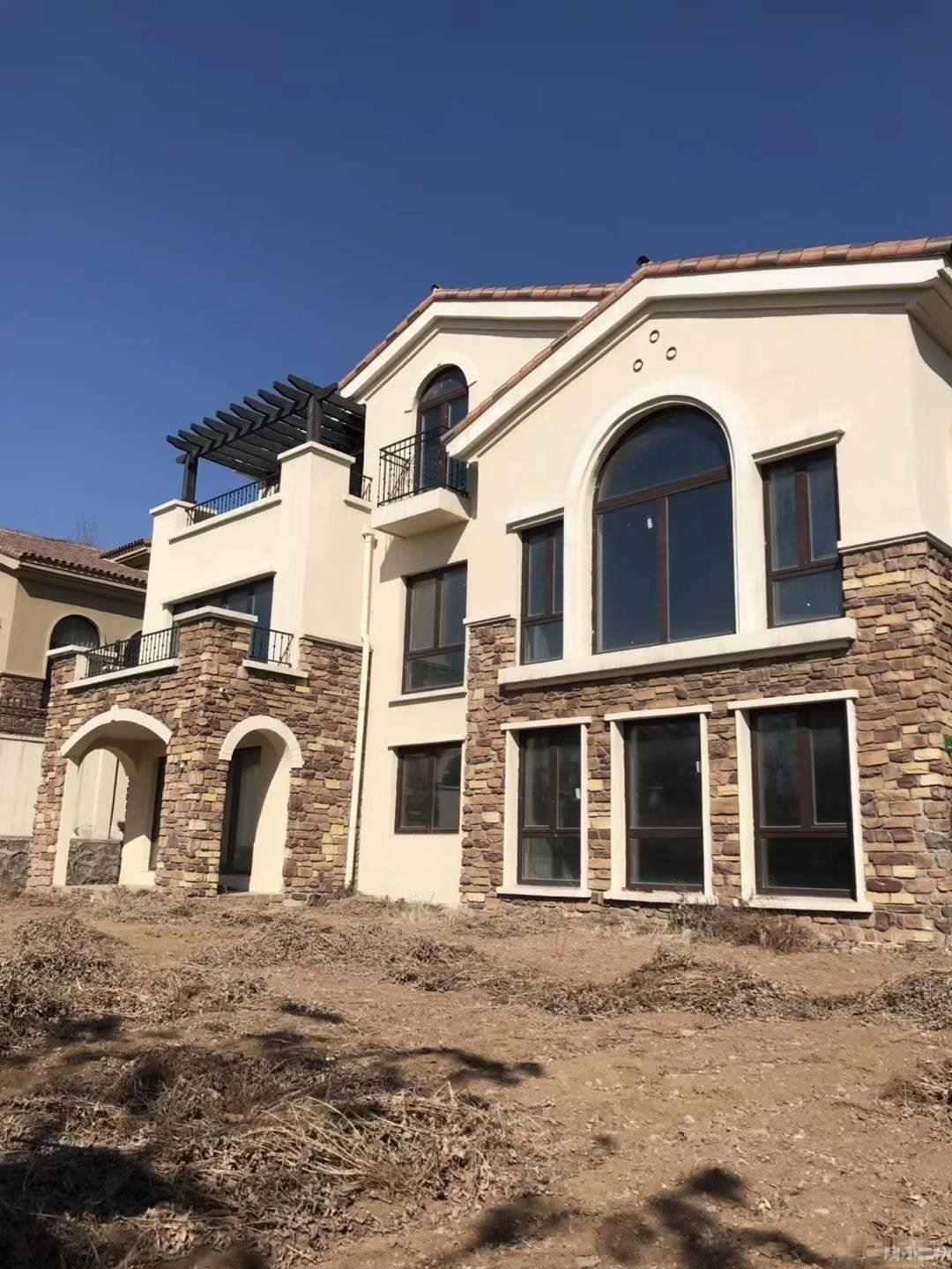 棋盘山别墅 漫步地中海东边户 270平大花园 双车库 河景房