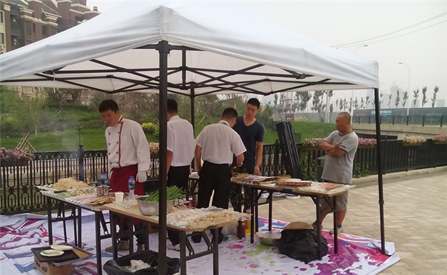 这个周六,藏珑白塔湾里的消夏文化节之户外bbq体验活动在售楼处拉