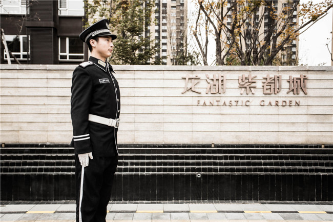 18年龙湖物业始终坚持"不放过任何一个细节"的服务态度,始终秉承"善待