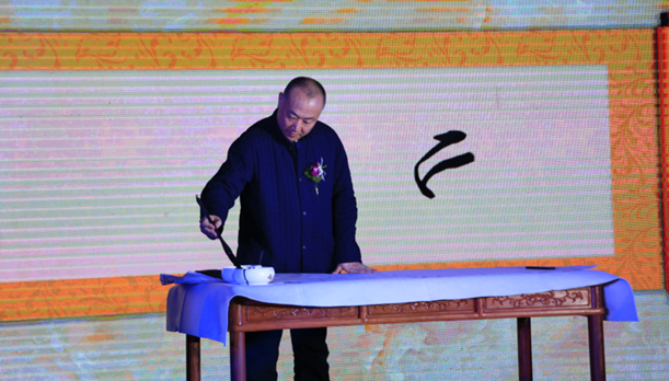 著名书法家,辽宁省书画协会会长胡崇炜为项目案名泼墨题字