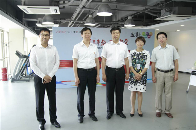 农业银行辽宁省分行副行长铁维国与万科代表郭星副总经理,财务管理