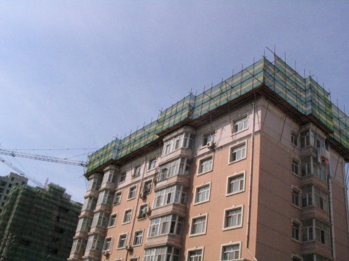 现场6层顶楼加盖房子居民投诉的增高房位于和平区长白岛格林生活坊