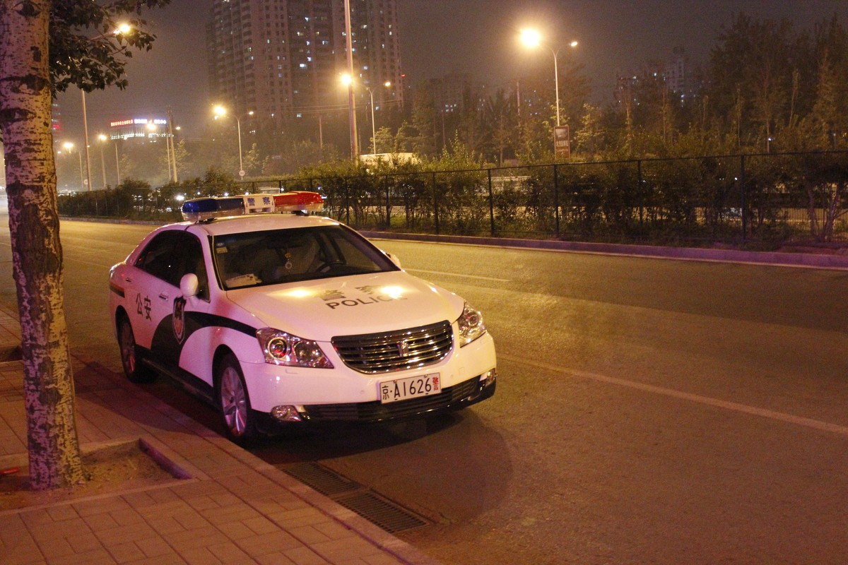 110走后,男子又偷偷把500元钱丢进警车,投诉说民警贪污.